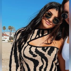 One shoulder long sleeve on one side
